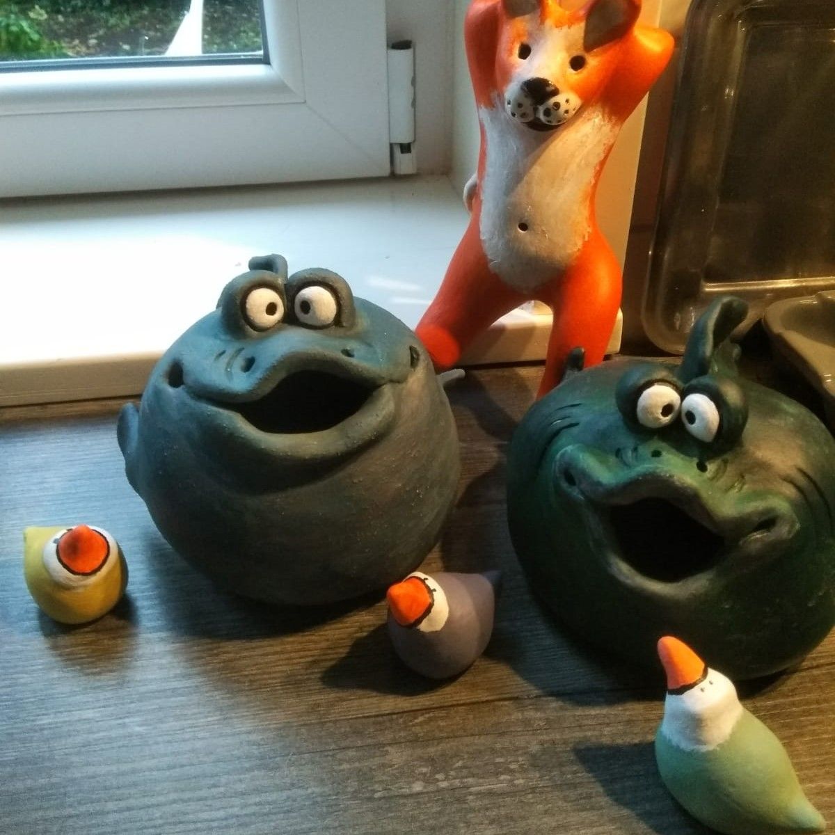 Selbst getöpferte Figuren der Töpfertruppe